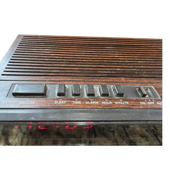 LLoyds FM/AM Electric Clock Radio - Picture 3 of 14